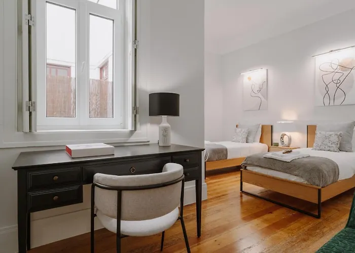 Romantic Luxury House W Captivating Outdoor Patio *