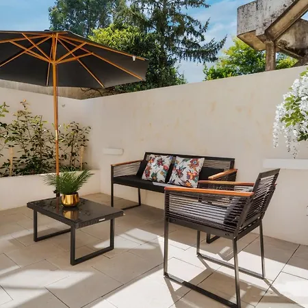 Romantic Luxury House W Captivating Outdoor Patio 아파트
