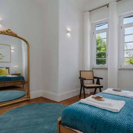 Romantic Luxury House W Captivating Outdoor Patio 포르투