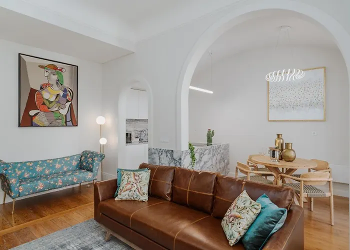 Romantic Luxury House W Captivating Outdoor Patio *