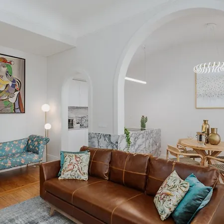 Romantic Luxury House W Captivating Outdoor Patio *