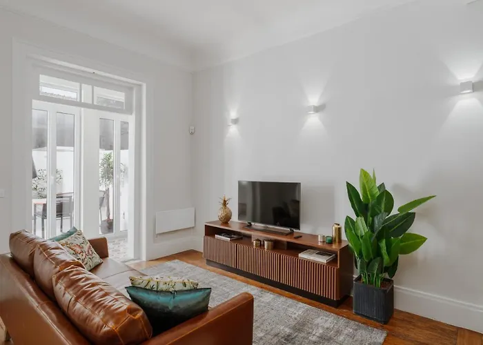 Romantic Luxury House W Captivating Outdoor Patio דירה