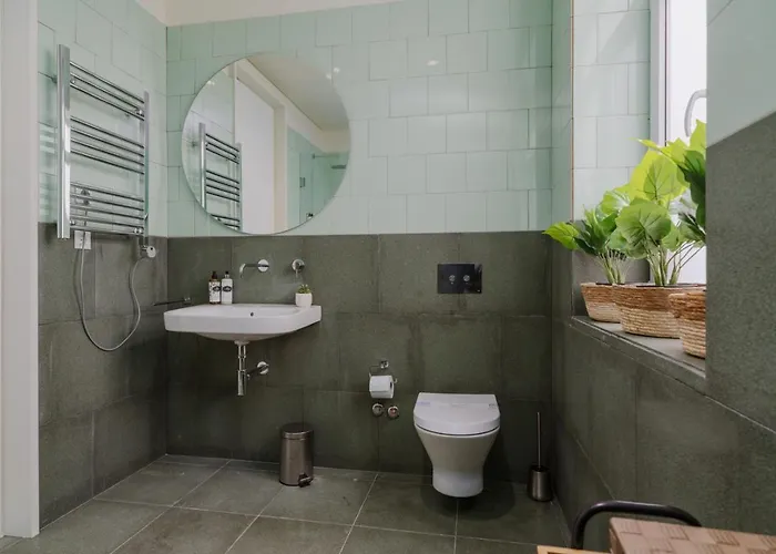 Romantic Luxury House W Captivating Outdoor Patio דירה