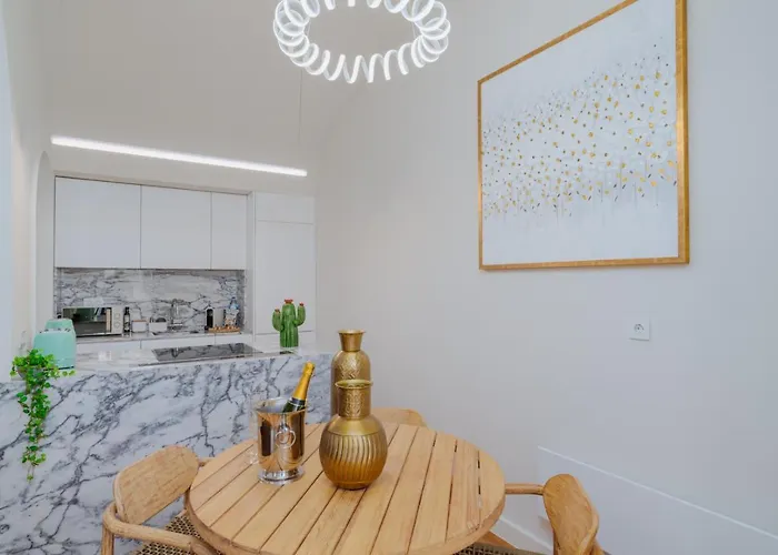 Romantic Luxury House W Captivating Outdoor Patio פורטו